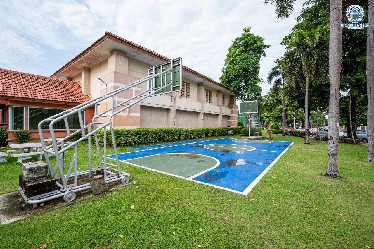 บ้านมือสองตกแต่งใหม่ โครงการ วรารมย์ เพชรเกษม81 แบรนด์ Q.House รองรับทุกความสุขใกล้ส่วนกลาง เนื้อที่ 64.1 ตร.ว. ฟังก์ชัน 4 ห้องนอน 3 ห้องน้ำ 1 ห้องอเนกประสงค์ จอดรถได้ 2 คัน บนทำเลใกล้ The Mall บางแค และเชื่อมต่อ ถนนกาญจนาฯ ถนนบางบอน และถนนพุทธมณฑลสาย4